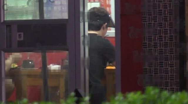 李云迪与美女约会温文尔雅,开豪车出来停路边随地小便 李云迪与美女约会温文尔雅,开豪车出来停路边随地小便