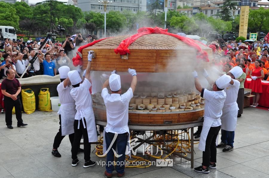 “神州第一笼”湖北天门开笼 一次蒸1098个菜创记录