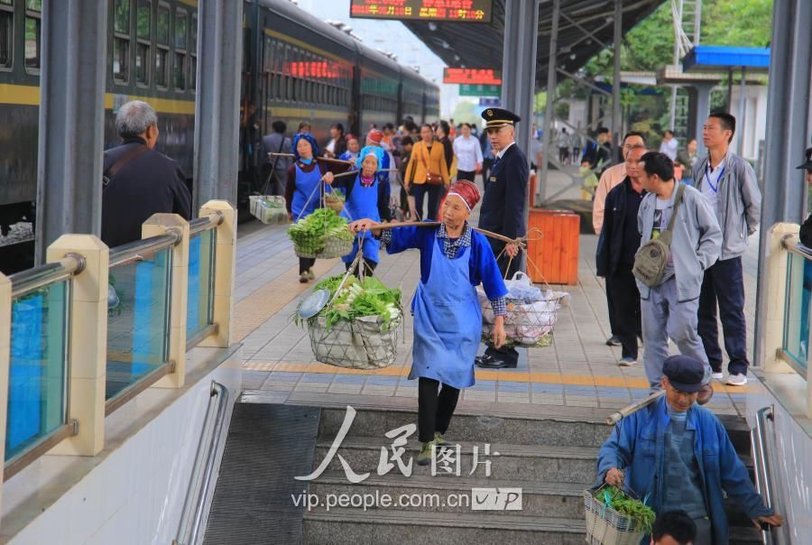 贵州凯里:慢火车“乘”载老百姓的脱贫梦