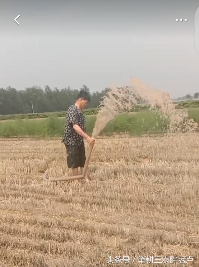 不一样的“大衣哥”朱之文，撸起裤管去浇地！农民本色，值得赞！