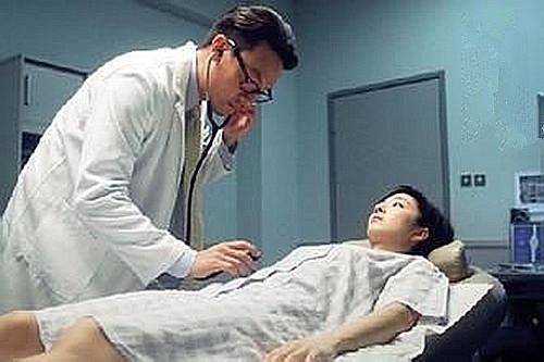 从小是男孩，18岁后上半身却变成了女人样，可怜孩子选择做了姑娘