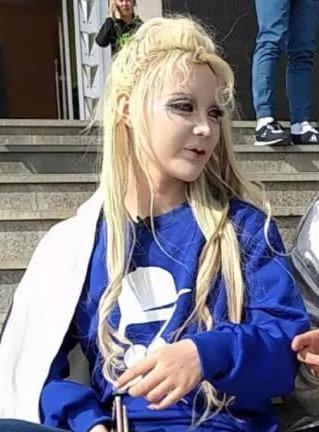 真人芭比迪丽拉受追捧,入驻快手加粉百万,但素