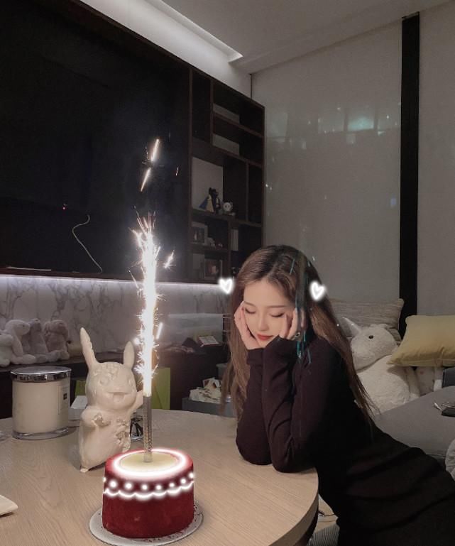 赵薇继子与女友同框秀恩爱，送玫瑰花吃西餐喝红酒，刚满21岁疑已同居
