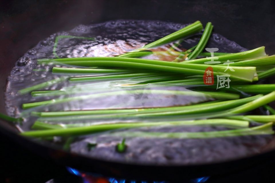 凉拌芹菜花生米胡萝卜，清新爽口下酒小菜，好吃还开胃