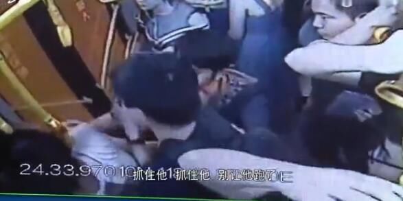 男子公交车上脱裤猥亵女乘客 逃下车又被乘客抓回