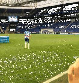 小秀一把!武磊颠球秀完爆巴萨1.5亿妖星+亲吻