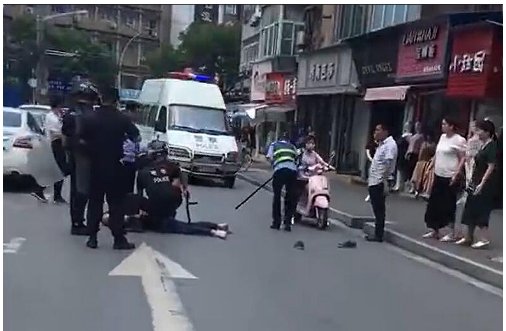 现场实拍:男子持两把菜刀抢银行 汉川警方12分