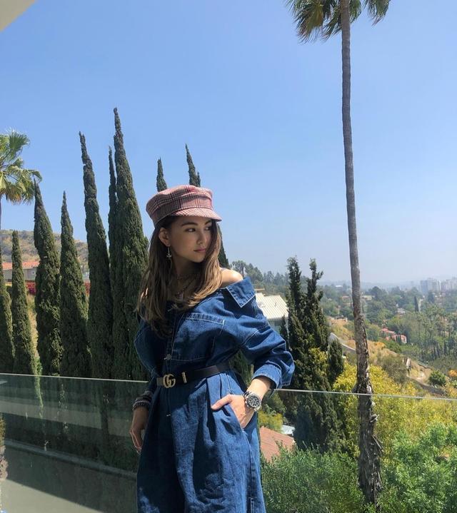 昆凌穿复古牛仔裙小露香肩秀美腿,头戴贝雷帽