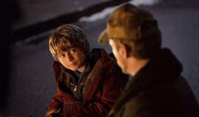 复联4:有谁注意到唐尼葬礼时角落的人?竟是钢