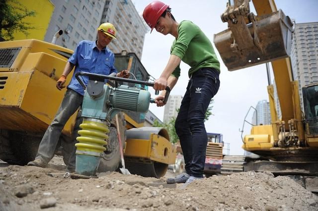 哥出国务工，我陪嫂子产检，无意听到医生的话，我把嫂子推下楼梯