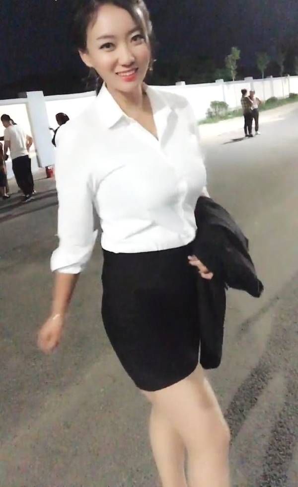 夜幕下站在街边的制服美女,30多岁仍充满了女人味