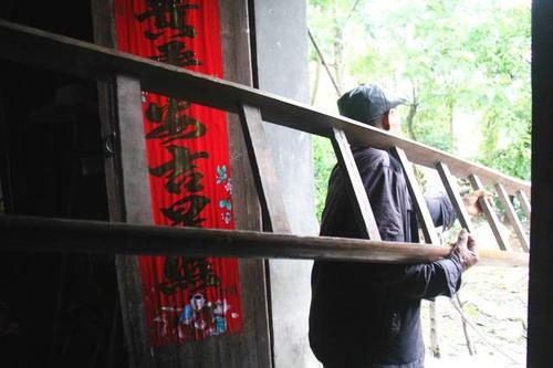 三十年农村老屋第一次翻修,请来瓦匠师傅花钱