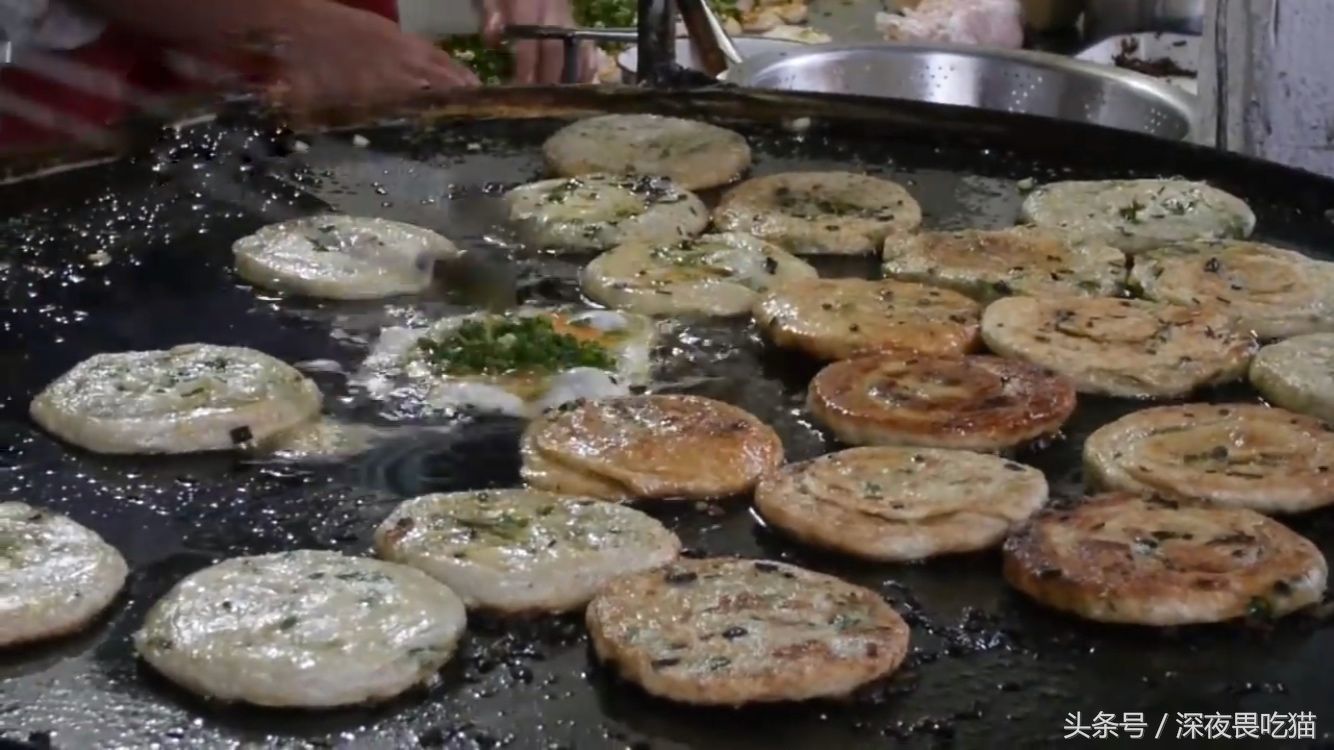 老师傅这样制作葱油饼,好不好吃你们自己就能看出来