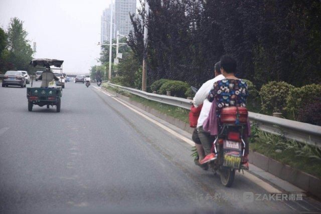 南昌：沿江快速路电动车横行