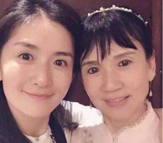 父母同脸的明星：关晓彤妈妈基因强大，谢娜跟妈妈神态都一模一样