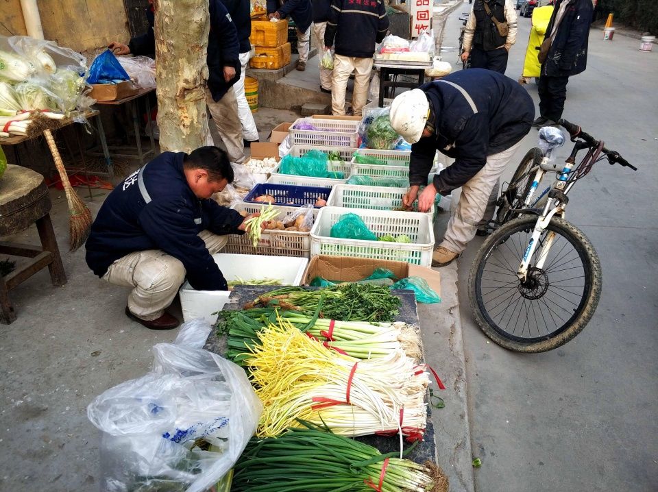 实拍 船厂日薪220工人晚餐 10块钱改善伙食标准 看看都买啥菜肴