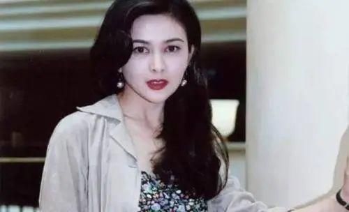 58岁十三姨颜值回春，直播气质出众，泡遍香江富豪如今形单影只