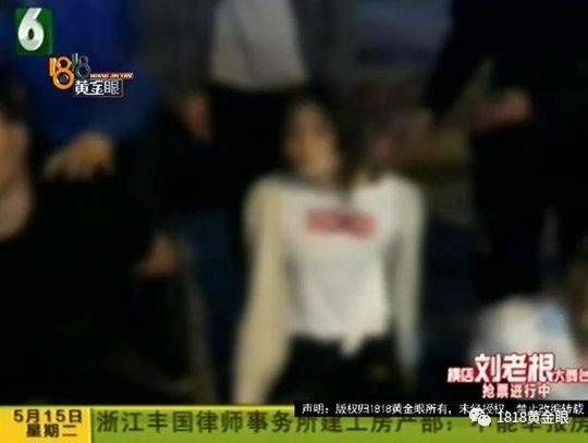 “美少女直播”穿着暴露淫秽表演，警方发现“房间”里不简单