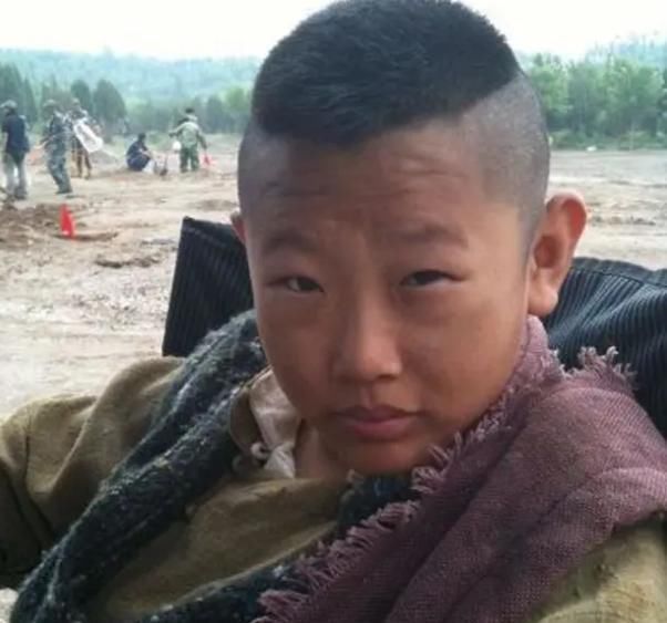 不老童星侯祥：18岁出道，演11年儿子，与妻子同框像母子