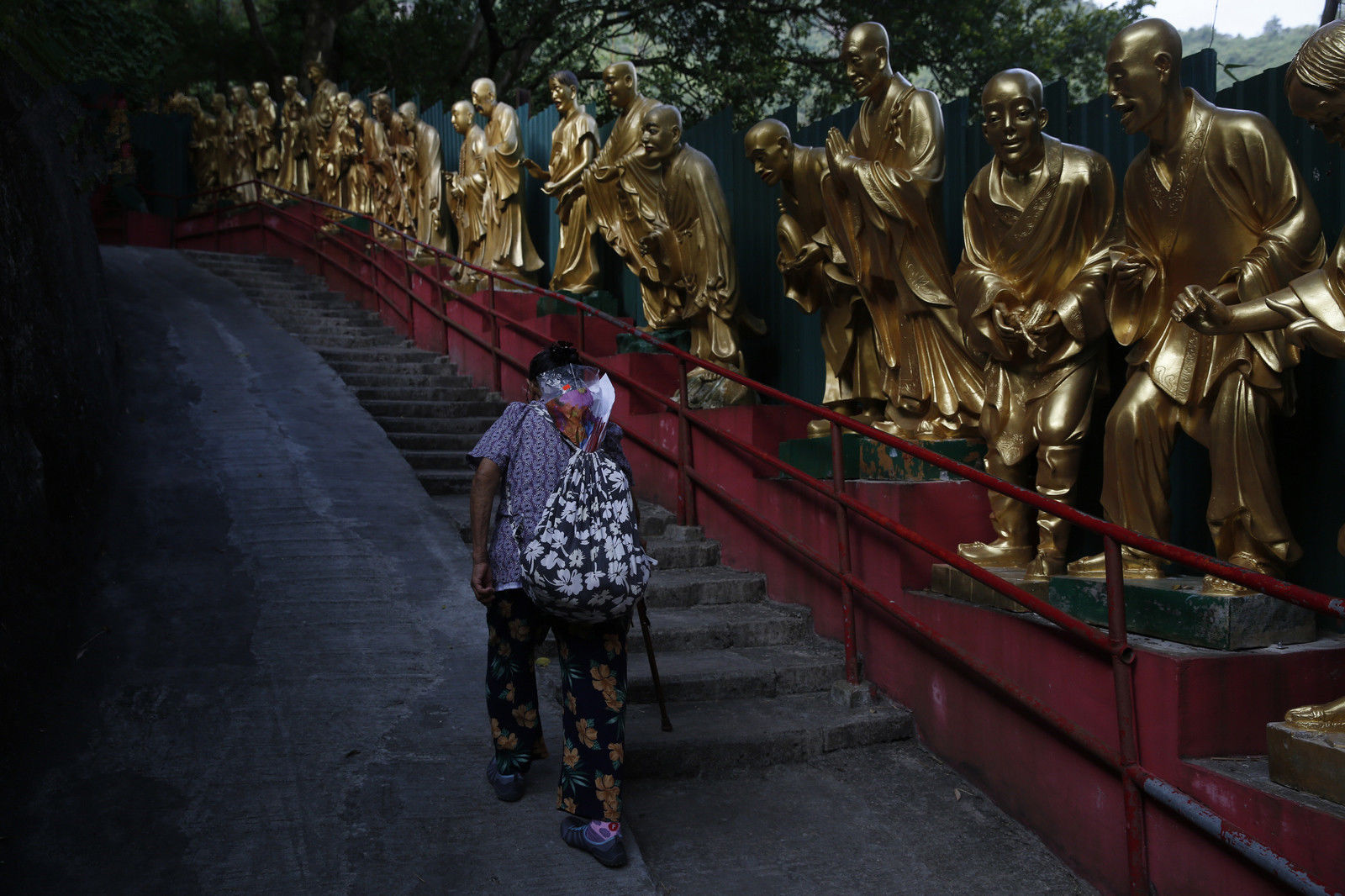 直击香港最奇特的一座小山坡，建设手段让人咋舌，大部分都是富豪