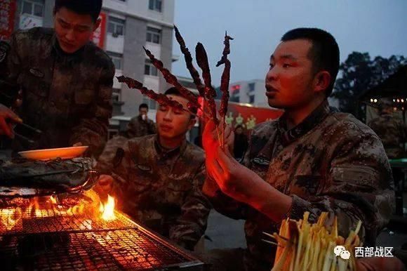 年夜饭大羊整只烤!只有在部队，才能体会到这种豪迈感