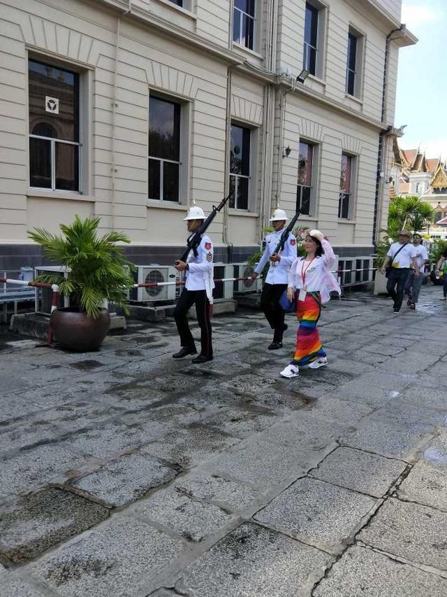 世界日报头版头条，近4000中国游客被泰国总理亲自接待并互赠礼物