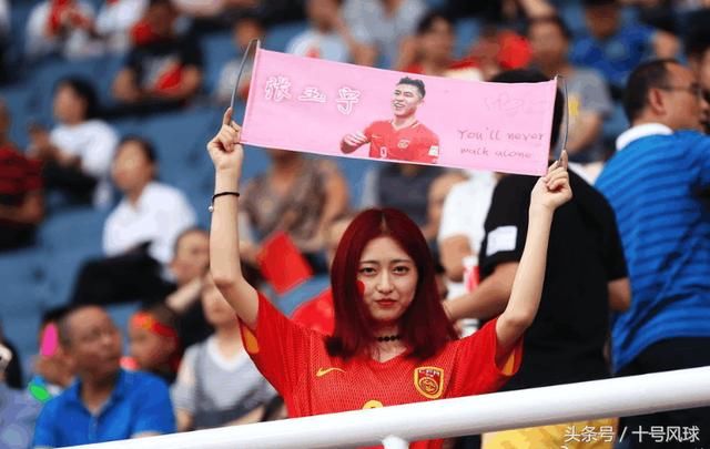 U23国足热身赛,这名美女球迷太抢镜!高举张玉