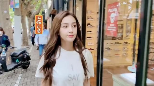 人气不再？Angelababy重走童年路，偶遇路人却无人认识
