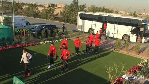 上港热身奥斯卡送世界波 艾哈归队胡尔克返训