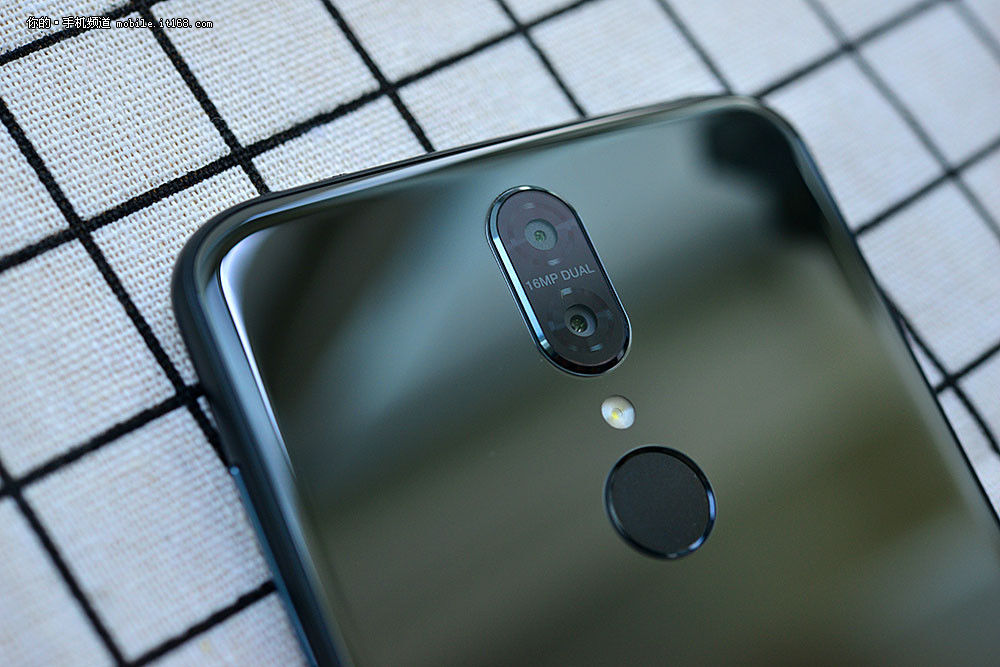 双面玻璃+84.5%屏占比 360手机N6 Pro开箱