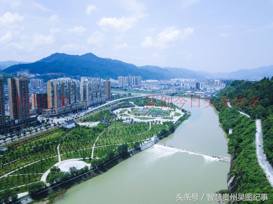航拍发展中的贵州榕江县城，江水环绕如金盆玉水