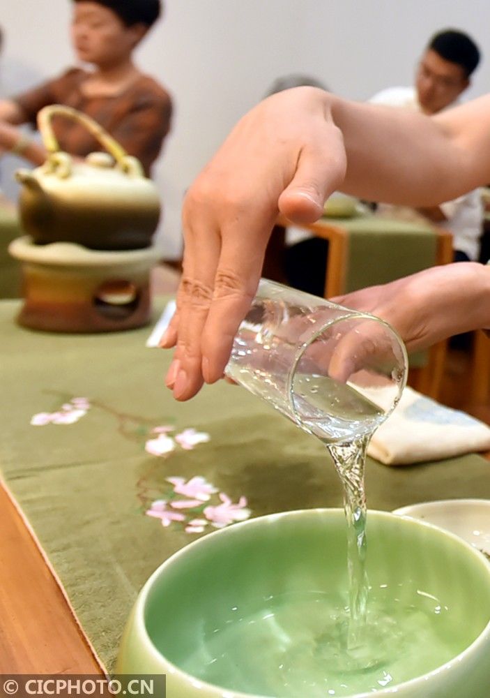 茶艺爱好者初夏时节夜训忙宠情趣婚甜隐图片