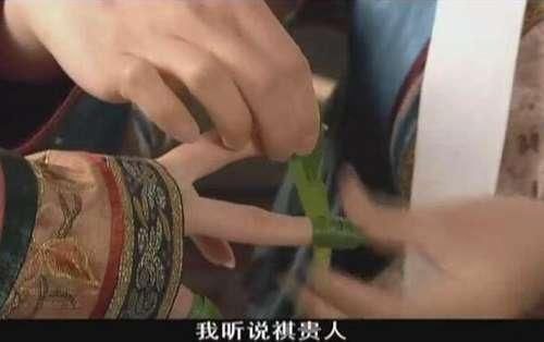 甄嬛传:滴血验亲时的白矾是皇后参进去的吗?谁留意了槿汐的动作