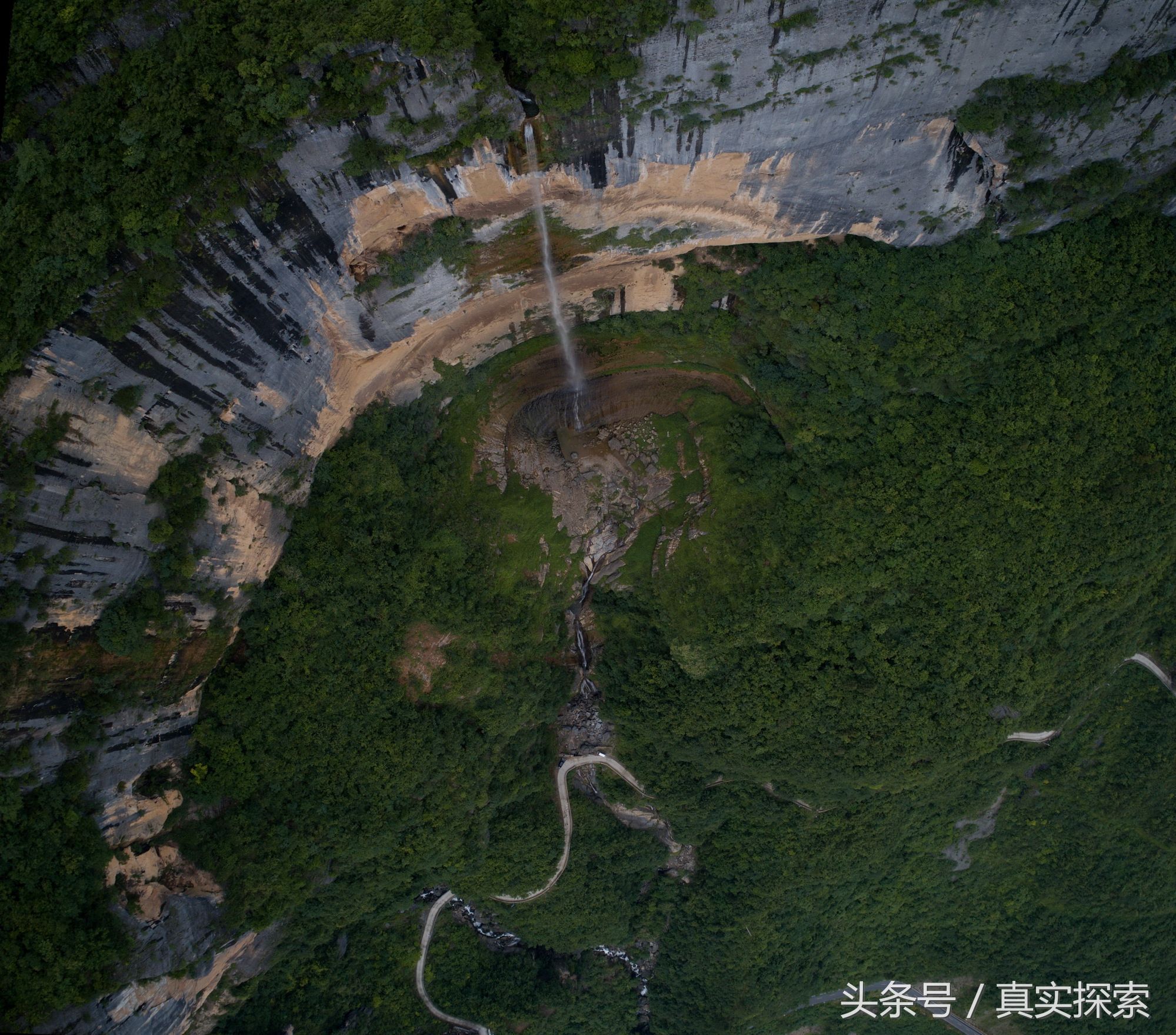 湖北神农架大九湖到重庆巫山当阳大峡谷的罕见超级大瀑布 超百米