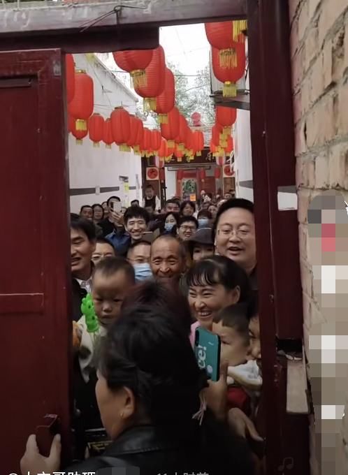 大衣哥朱之文儿子结婚，老家被围水泄不通，儿子敬酒略显不懂礼数