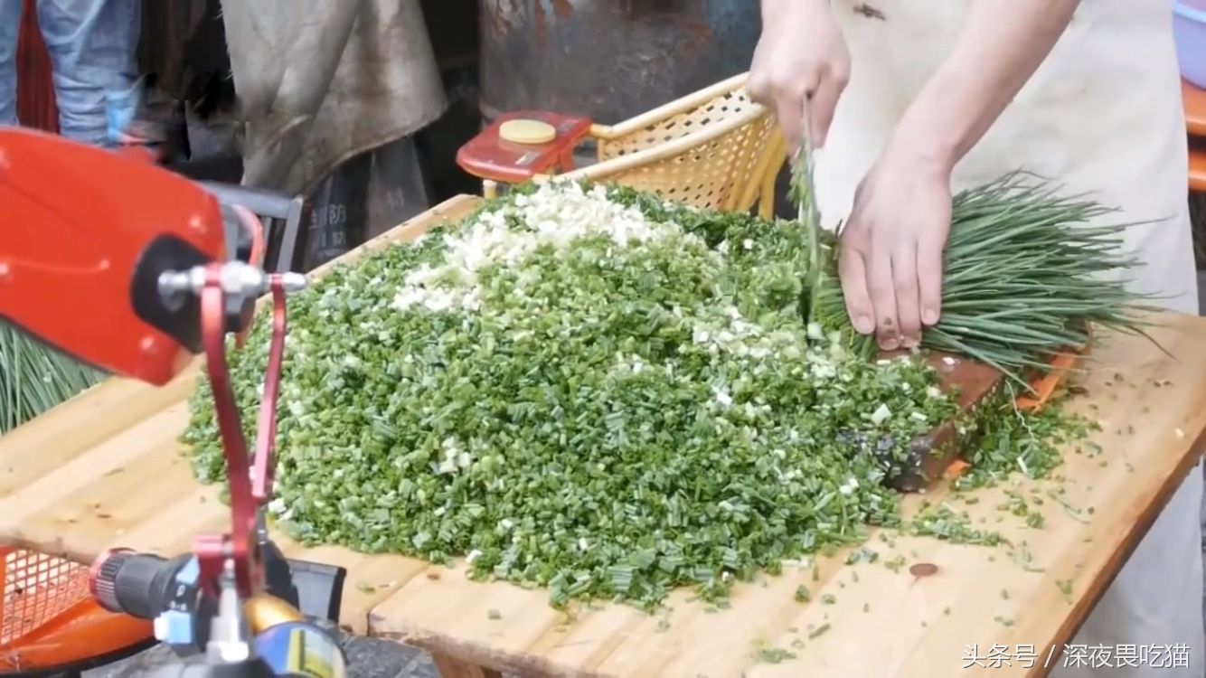 老师傅这样制作葱油饼,好不好吃你们自己就能看出来