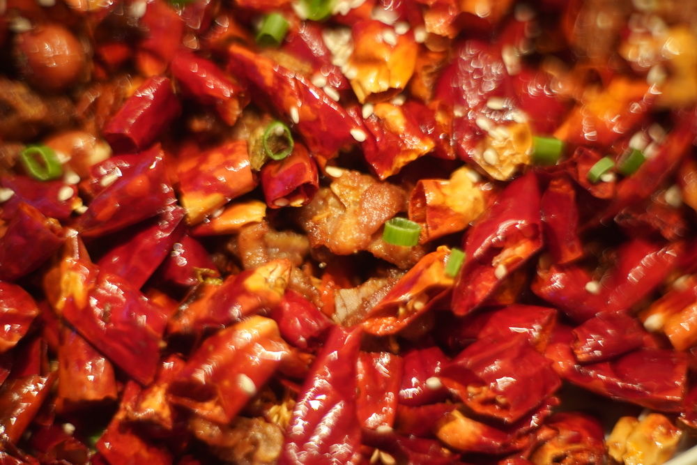 重庆品尝招牌辣子鸡，满盘辣椒找鸡如挖宝，五星级酒店怎么这么抠