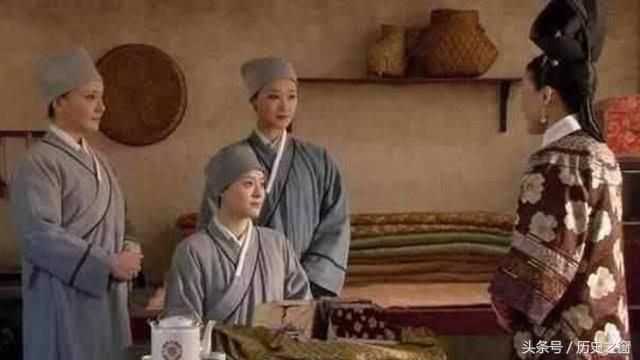 甄嬛传：胧月解开九连环时，有个小动作，不愧是皇宫长大的孩子！