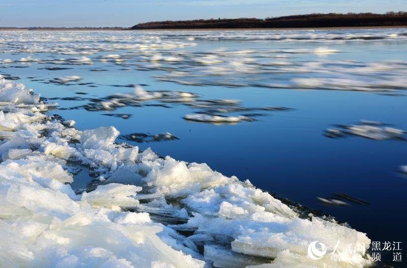 黑龙江上游呼玛江段现大面积流冰 进入一年一