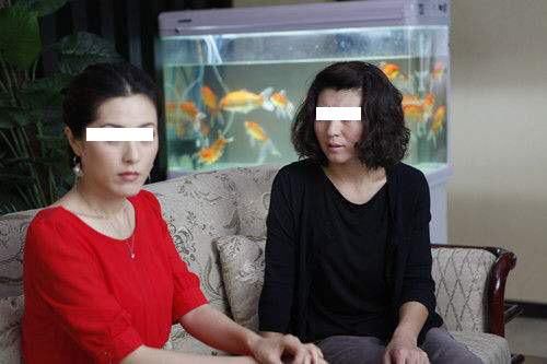 我生女儿，月子里婆婆天天摔门，我拿出户口本，婆婆对我毕恭毕敬