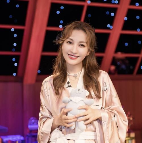 明星睡衣照大公开，吴昕戚薇公主风，杨超越又成小土妹