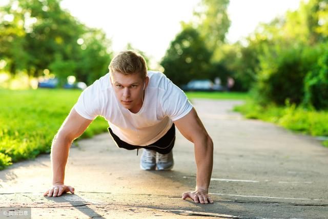 夏季男人穿黑色短裤,搭配什么样的上衣比较好
