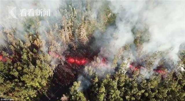 夏威夷火山大爆发 熔岩溅射铺\＂火光地毯\＂