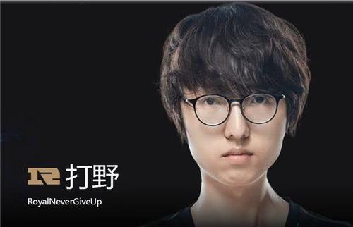 LOL职业联赛中,所有职业选手段位都比他高,但