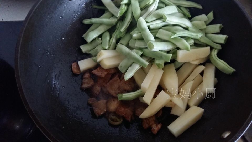 这菜一辈子都吃不够，一做一大锅，上桌晚了吃不着，菜汤都不剩