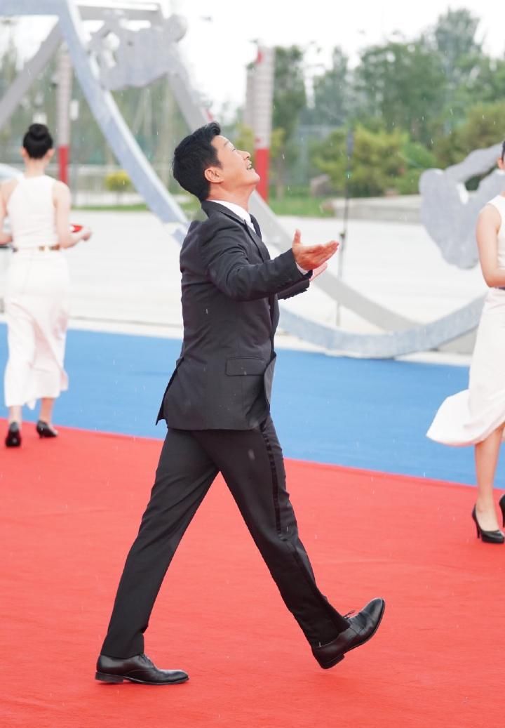 成龙电影周吴京亮相,狄龙携小29岁妻子走红毯,景甜比刘亦菲还仙 亚洲城唯一官网
