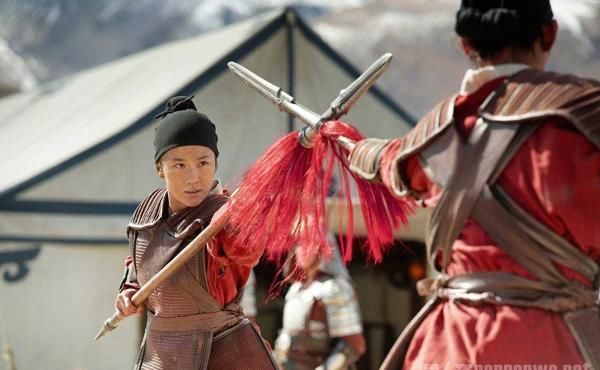 刘亦菲马上翻跟头