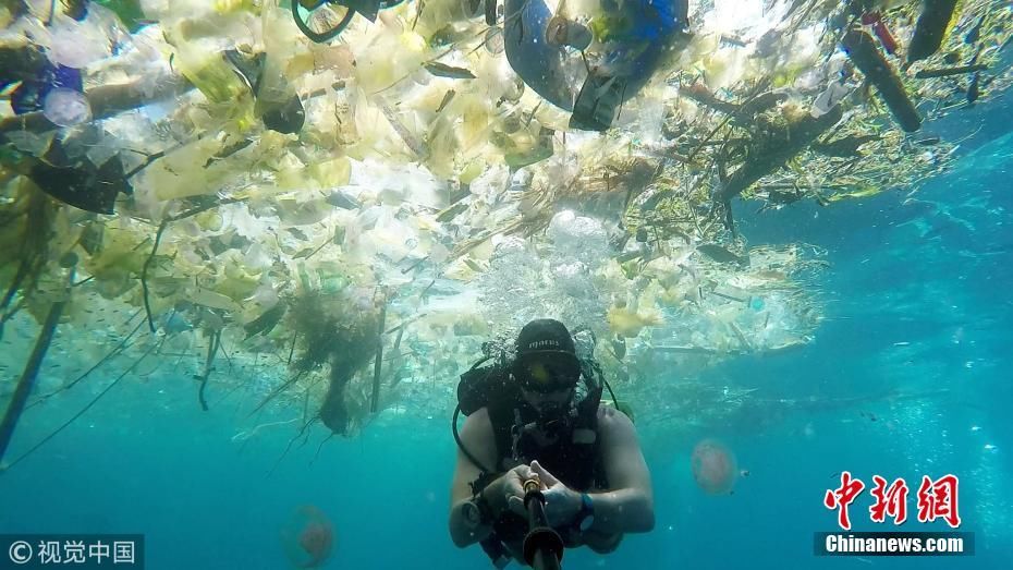 巴厘岛海洋垃圾成灾 大量塑料垃圾海中漂浮