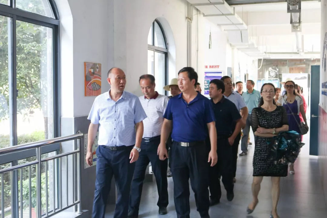 市教育局局长李奭萍与多位干部、市直学校领导