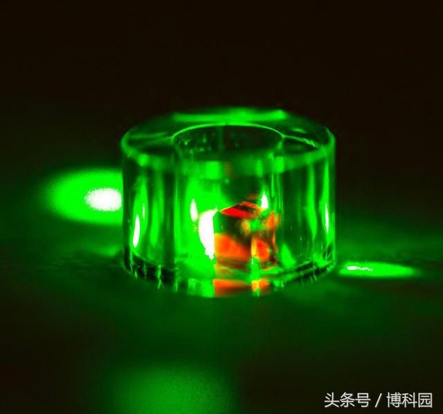 在世界上第一个连续室温固态微波激射器中使用